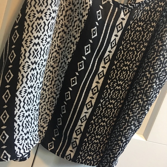 SALE! 3/15$ Forever 21 Aztec Blouse - Picture 3 of 6